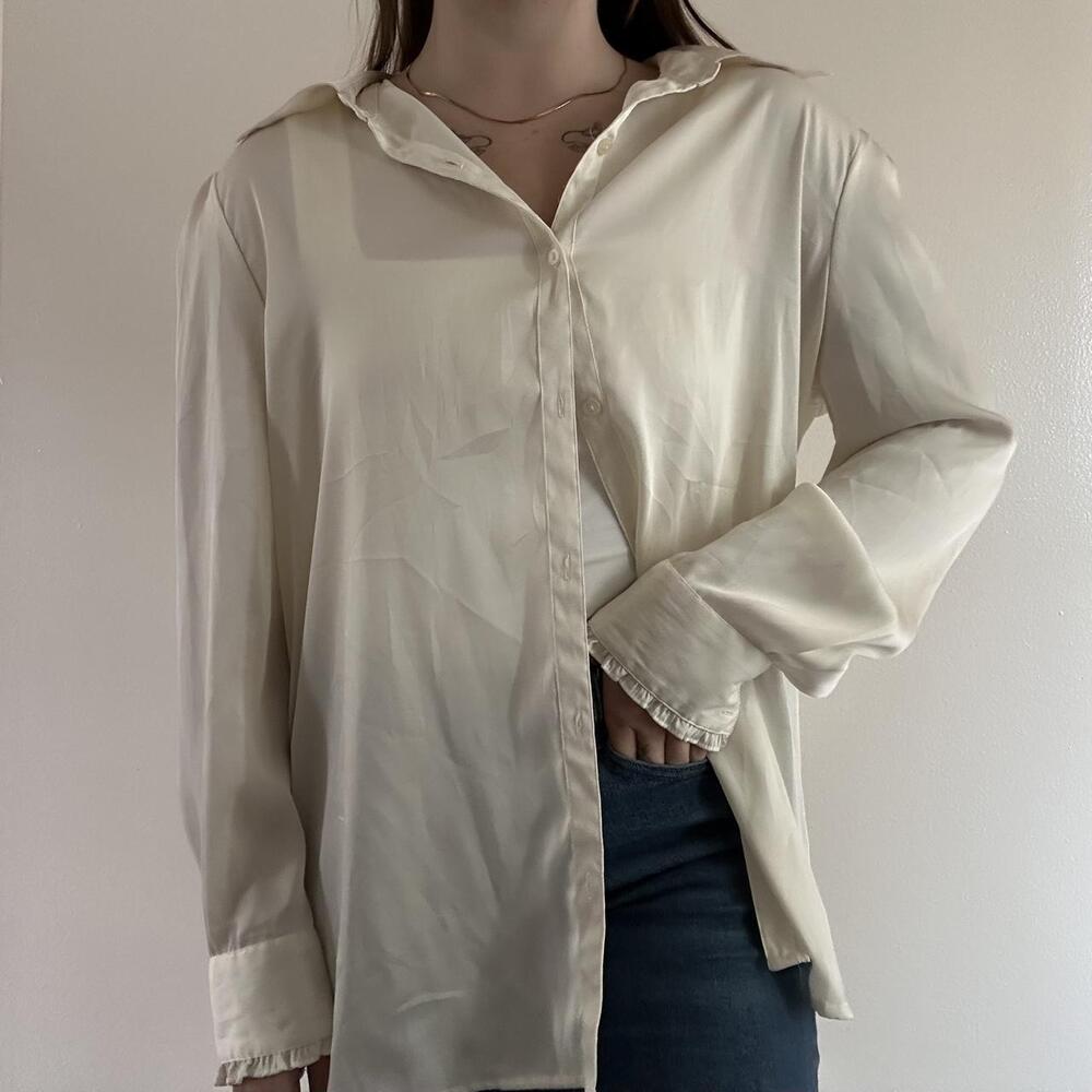 Jaclyn Smith Cream Satin Ruffle Sleeve Blouse – Size XL